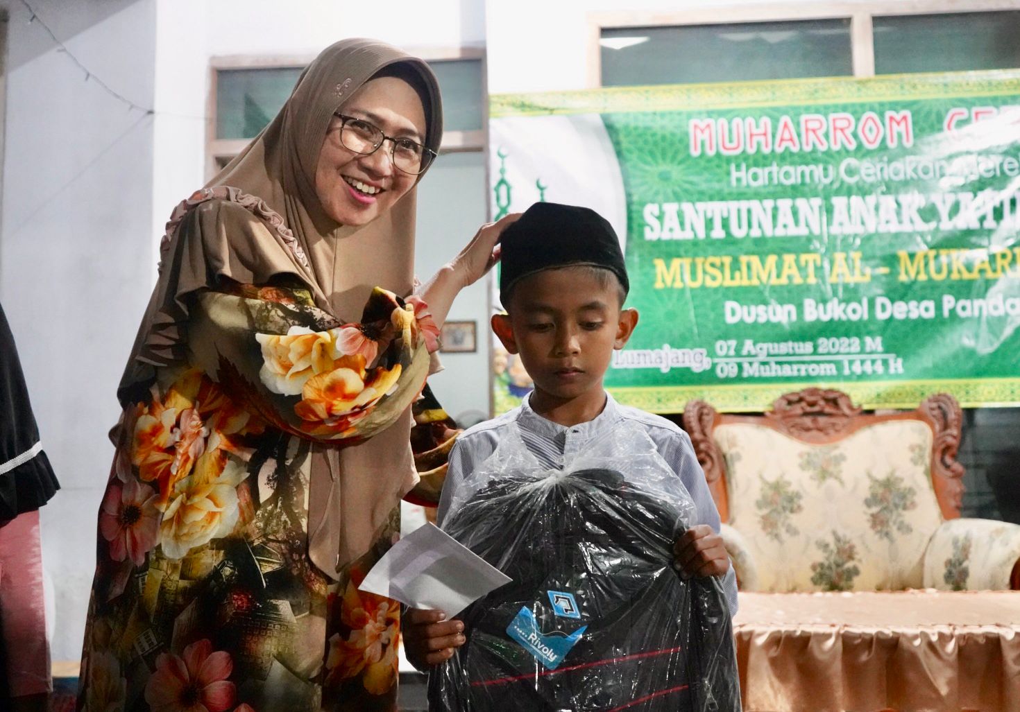 Wabup Lumajang Berikan Santuan pada Anak Yatim Muslimat Al-Mukarromah di Desa Pandansari