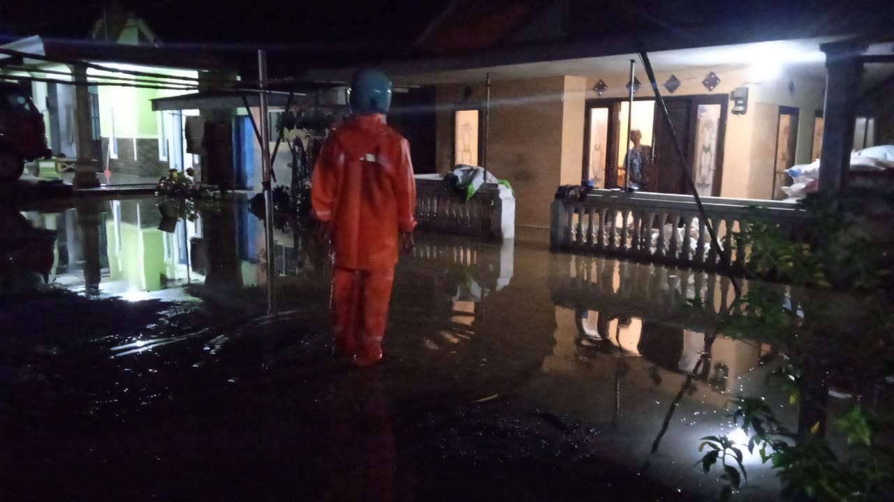 Pemdes Kutorenon Tanggap Cepat Evakuasi Warga Terdampak Banjir di Dusun Krajan 2 RW 07