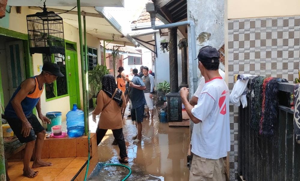Warga Rogotrunan Lumajang Gotong Royong Bersihkan Lumpur Pasca Banjir