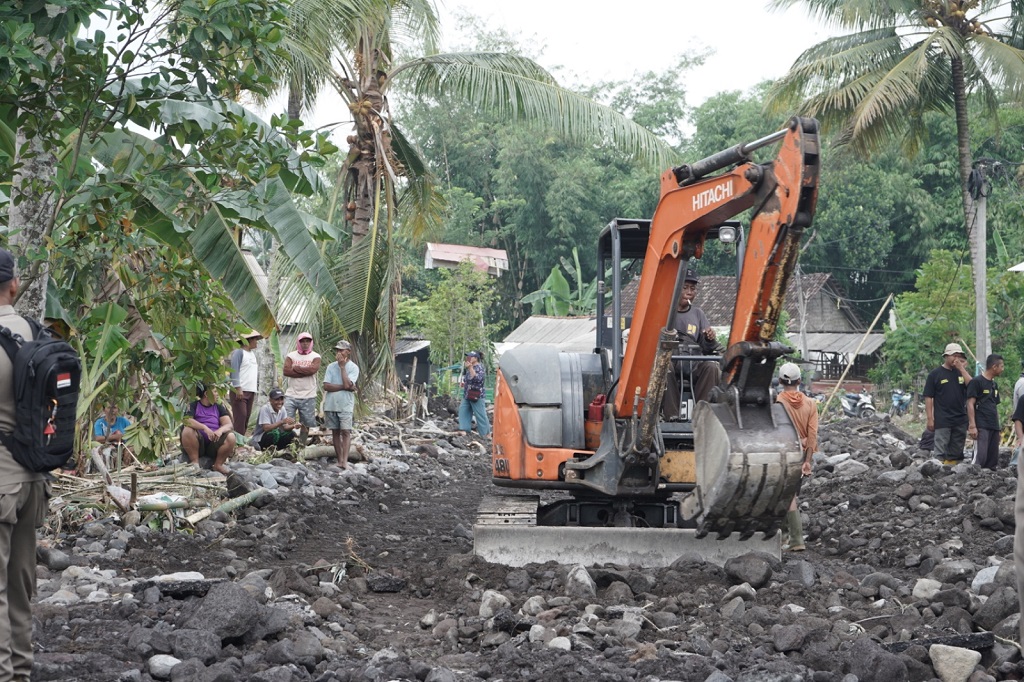 Pj. Bupati Lumajang Memantau Langsung Proses Penanganan Dampak Banjir di Dusun Rojobalen