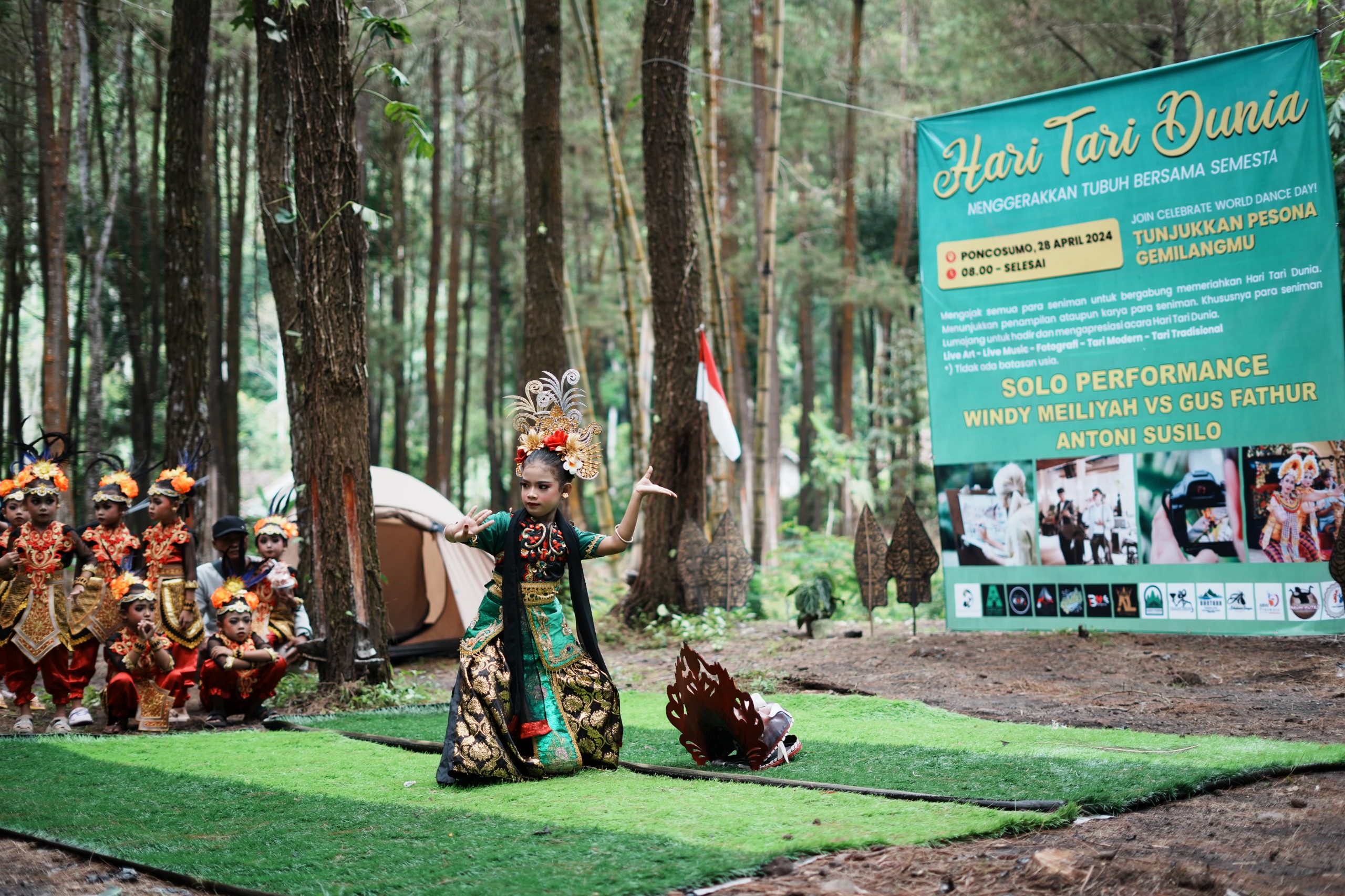 Peringati Hari Tari Sedunia, Seni Tari Lumajang Meriahkan Acara di Wisata Hutan Pinus Poncosumo