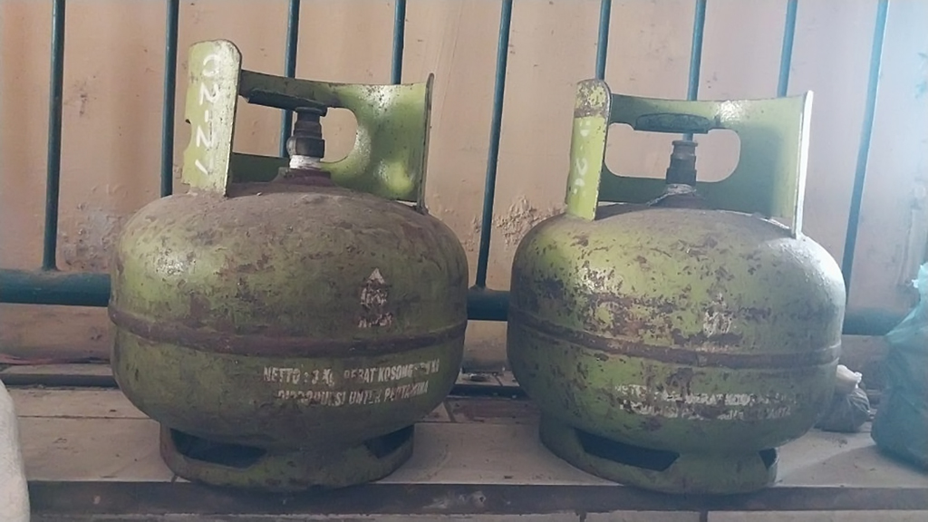 Alternatif Memasak Saat Pasokan Gas Menipis di Desa Kraton Lumajang