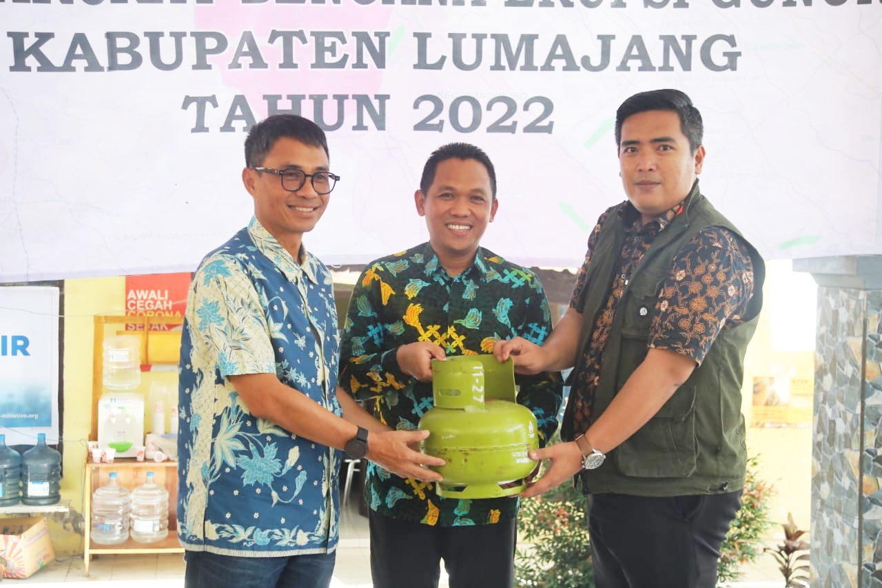 Bupati Lumajang Terima Bantuan 100 LPG 3 Kg dari PT. Pos Indonesia 