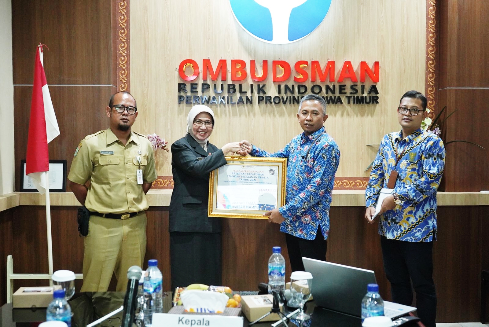 Lumajang Kembali Terima Penghargaan Kepatuhan Tinggi Jawa Timur Standar Pelayanan Publik 2022